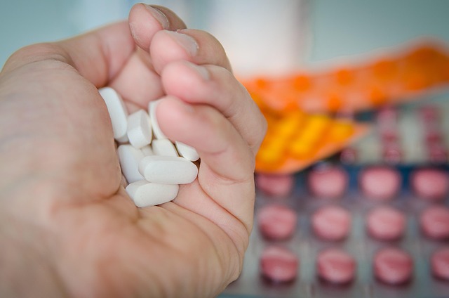Hand holding a handful of white tablets for safe Suboxone treatment